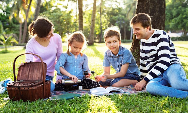 Famille ayant un pique-nique dans le parc