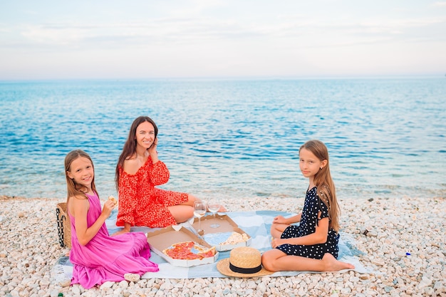 Famille ayant un pique-nique sur la plage