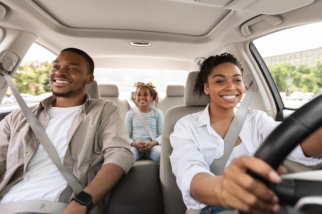 Famille ayant une promenade en voiture femme conduisant profitant d'un voyage sur la route