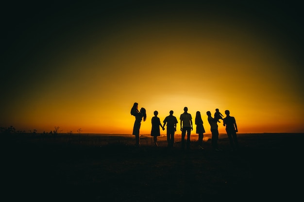 famille et beau coucher de soleil