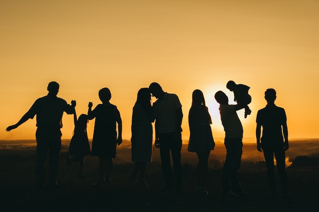 famille et beau coucher de soleil