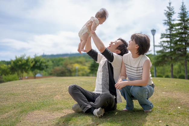 Une famille avec un bébé dans les airs