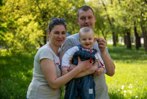 Famille avec bébé dans le parc