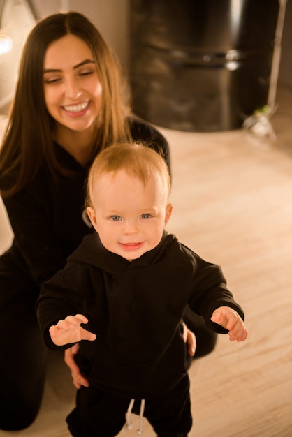 Famille. Belle mère et son fils mignon.