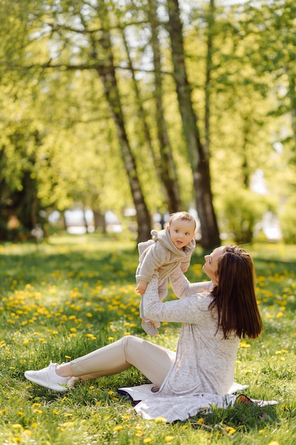 Famille bénéficiant d'une promenade dans le parc