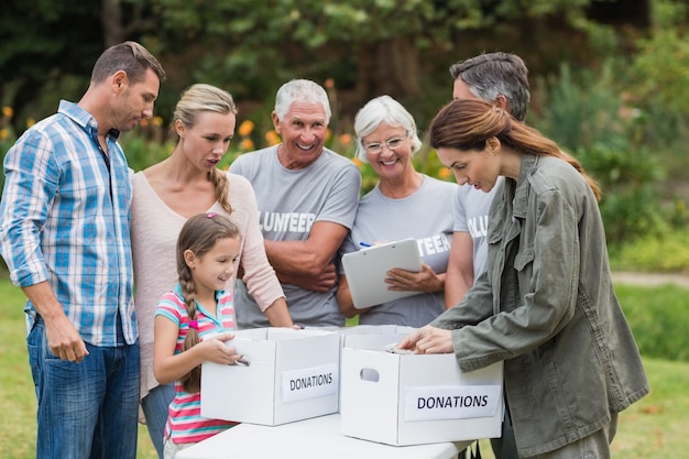 Une famille de bénévoles heureux qui sépare les dons