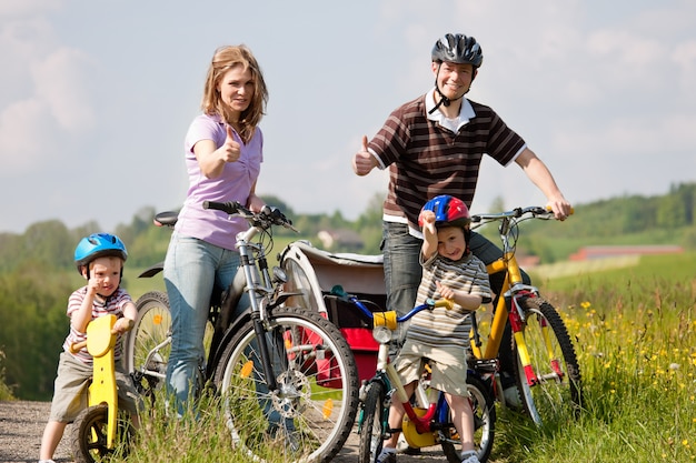 Famille à bicyclette en été