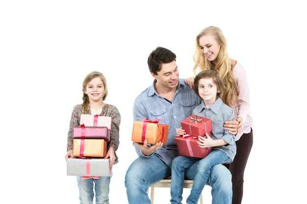 Famille Avec Des Cadeaux Isolés Sur Fond Blanc.