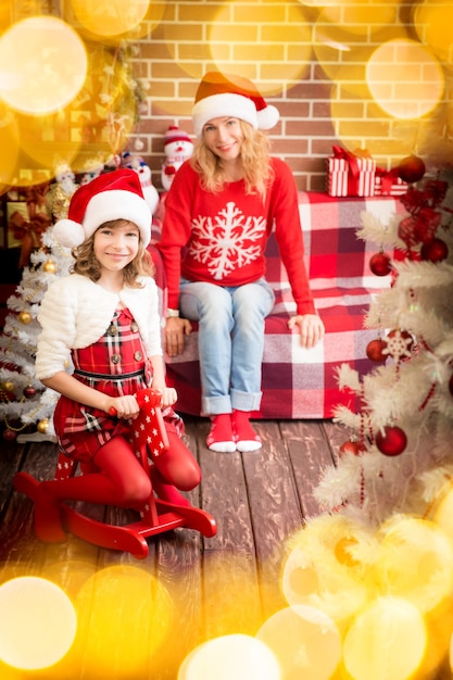 Famille avec des cadeaux de Noël