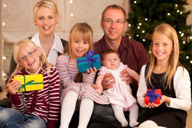 Famille avec des cadeaux à Noël