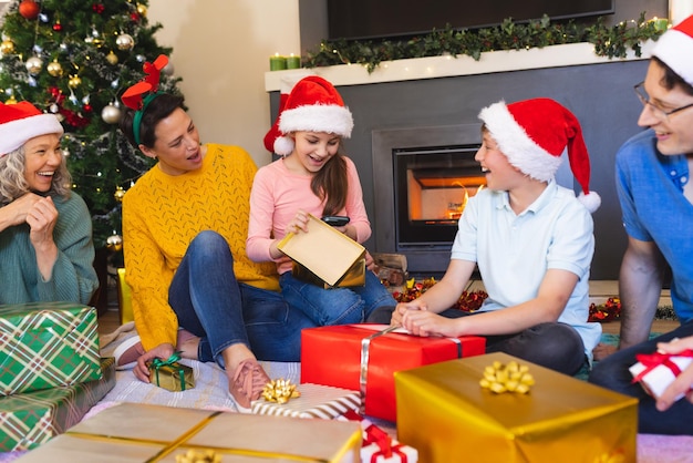 Une famille caucasienne passe du temps ensemble et déballe les cadeaux de Noël. Noël, temps en famille et concept de célébration.