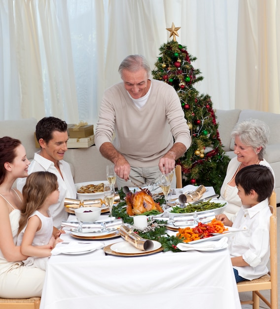 Famille célébrant le dîner de Noël avec la Turquie à la maison