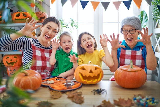 Famille célébrant Halloween