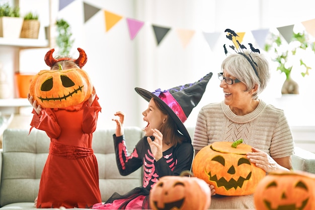 Famille célébrant Halloween