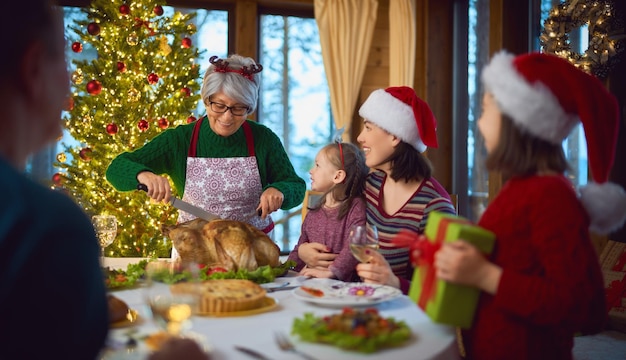 Famille célébrant Noël