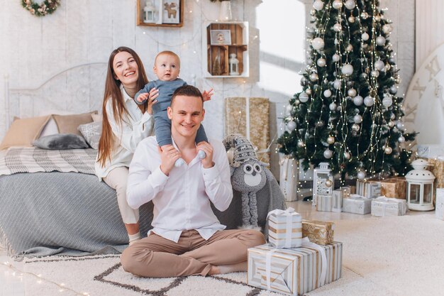 famille célébrant le nouvel an près de l'arbre