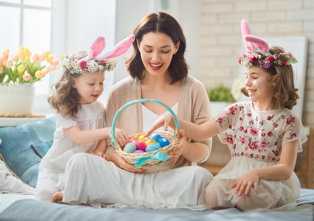 Famille célébrant Pâques.