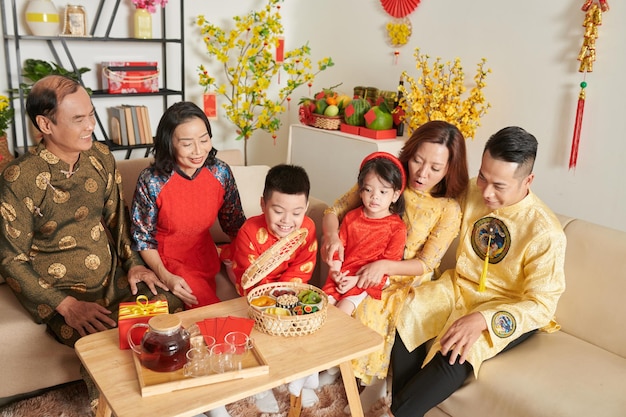 Famille célébrant le Têt à la maison