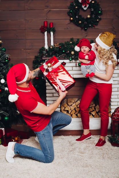 Famille célébrer ensemble et profiter des cadeaux de Noël