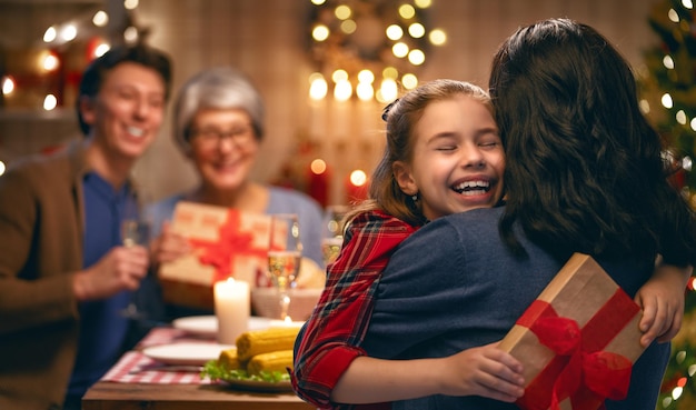 Famille célébrer noël