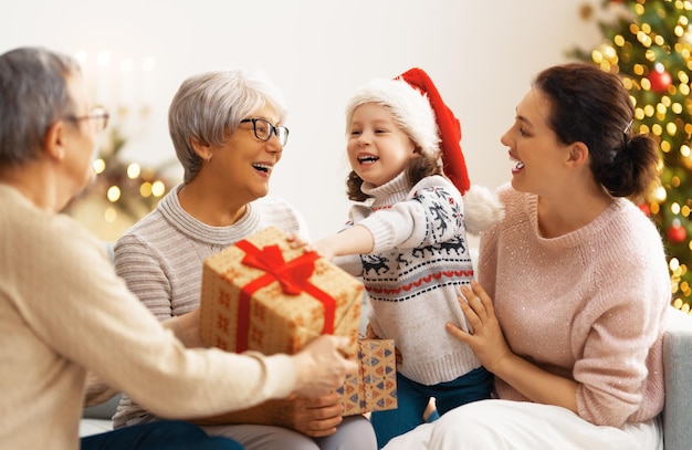 Famille célébrer noël