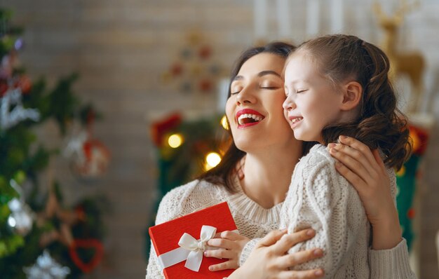 Famille célébrer noël