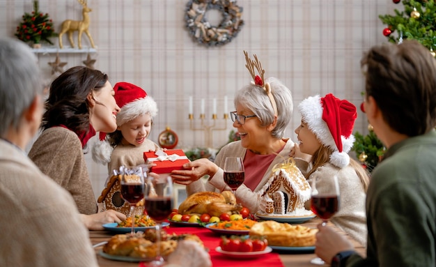 Famille célébrer noël