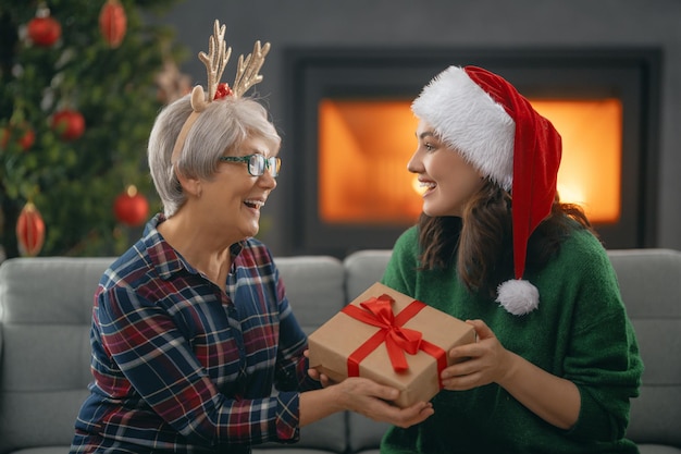 Famille célébrer noël