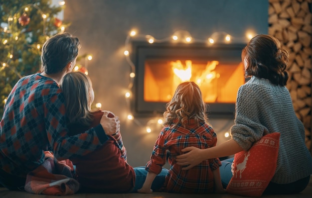 Famille célébrer noël