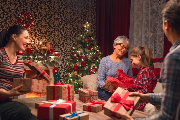 Famille célébrer noël