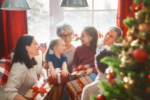 Famille célébrer noël