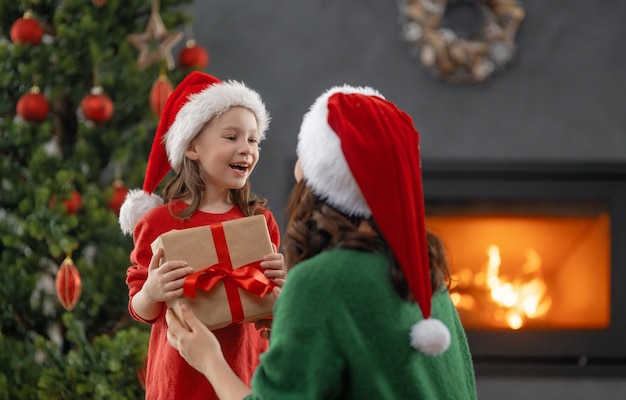 Famille célébrer noël