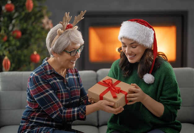 Famille célébrer noël