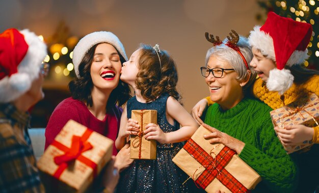 Photo famille célébrer noël