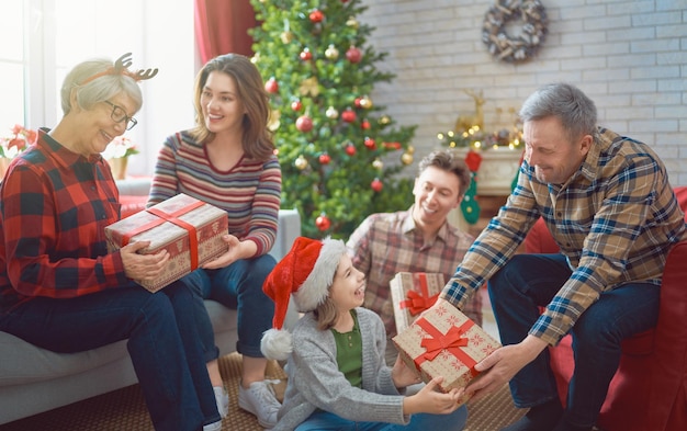 Famille célébrer noël