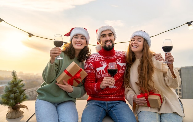 Famille célébrer noël