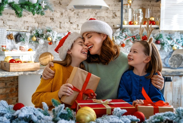 Famille célébrer noël