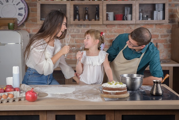 La famille chante dans la cuisine