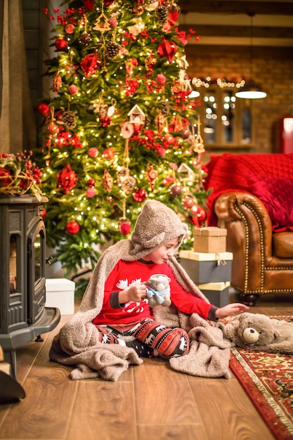 Famille en chaussettes de Noël près de la cheminée