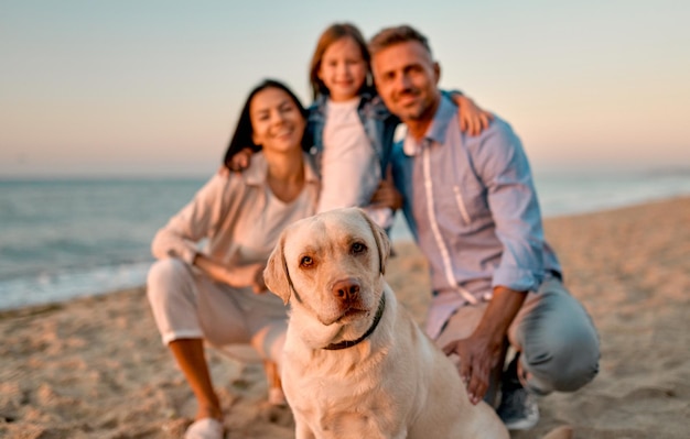 Famille avec chien sur la plage