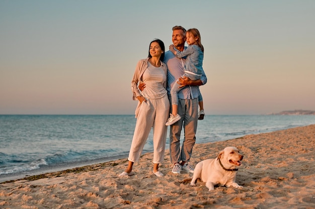 Famille avec chien sur la plage