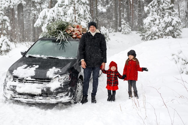 La famille a choisi un arbre de Noël pour les vacances et l'a chargé sur le toit de la voiture