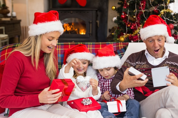 Famille choquée festive échangeant des cadeaux