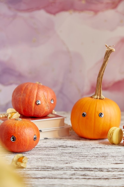 Famille de citrouilles d'Halloween mignonnes saisonnières avec des yeux Légumes de saison drôles Espace de copie