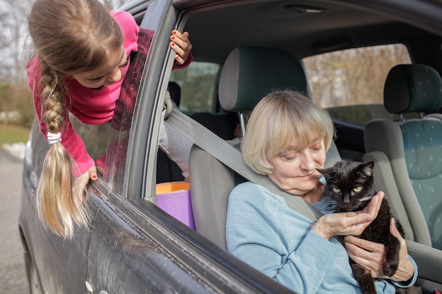 Une famille conduisant en voiture avec son animal de compagnie règles de passage des frontières avec des animaux voyage