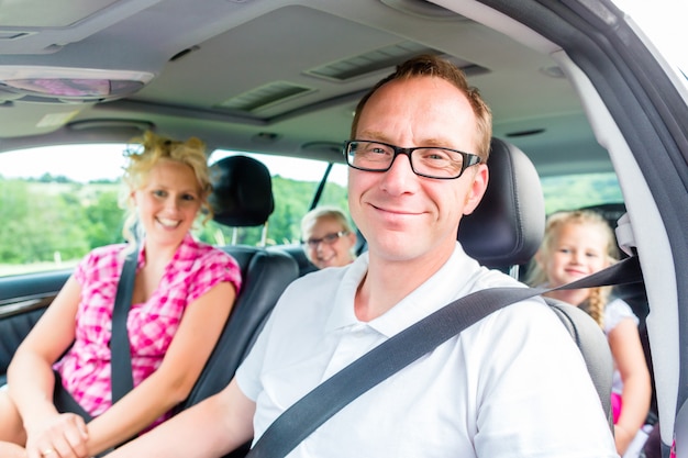 Famille conduite en voiture avec la ceinture de sécurité attachée