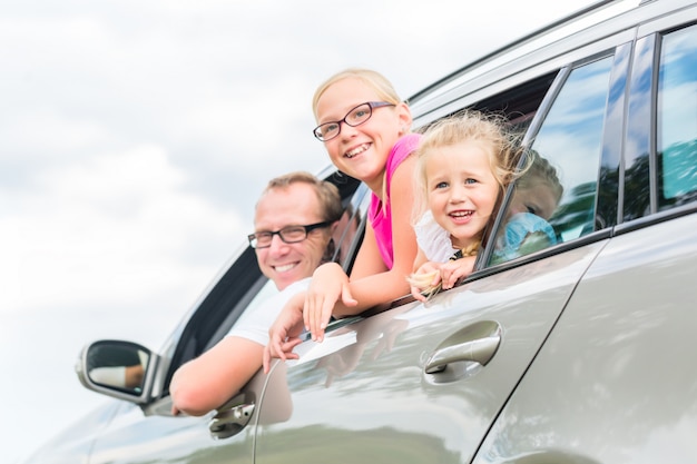 Photo famille conduite en voiture en vacances d'été