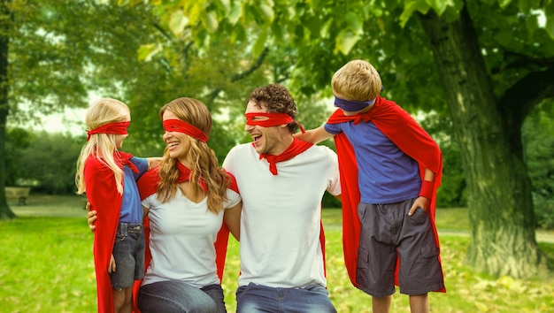 Famille en costume de super-héros dans le parc