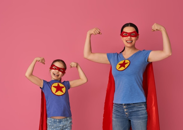 Photo famille en costumes de super-héros