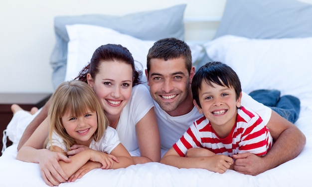 Famille couchée dans son lit ensemble